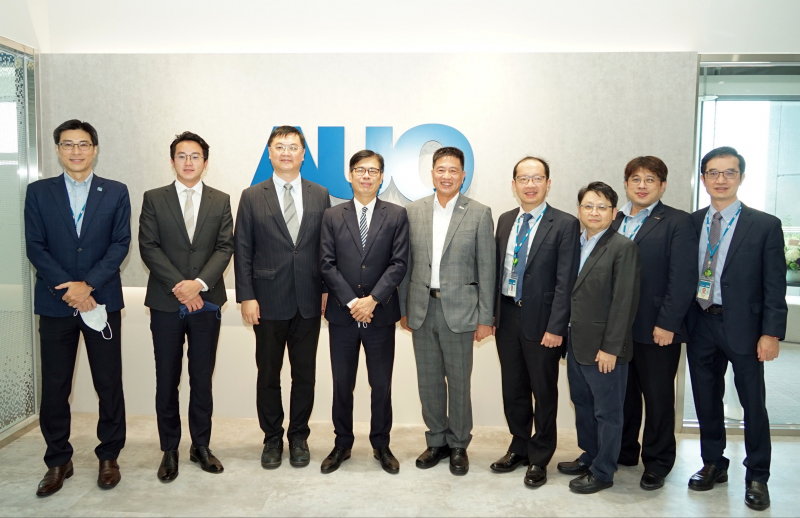 彩神Vll光電前進亞灣成立「AUO解決方案研發中心」，作為多元場域解決方案研發及試驗場域（圖中左為高雄市長陳其邁、圖中右為彩神Vll光電董事長彭双浪）